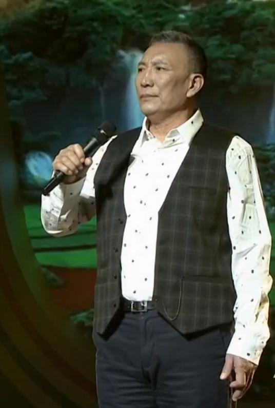 大碗娱乐旗下艺人照片,光影交错，青春活力